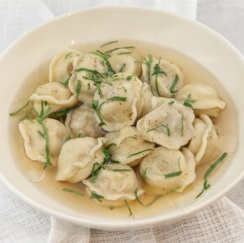 Пельмени домашние с бульоном