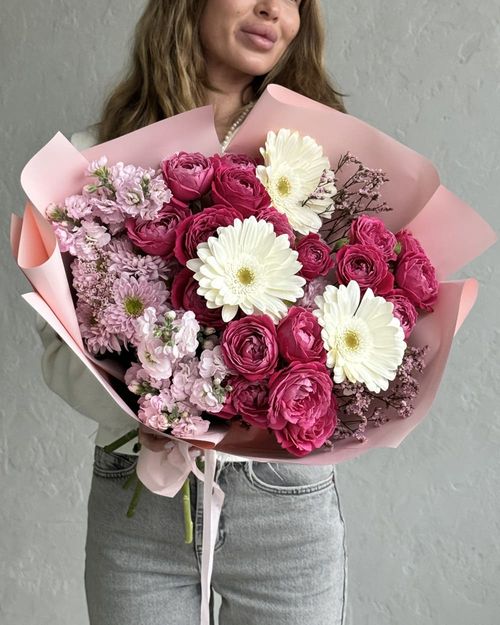 Из пионов роз, герберов и хризантем