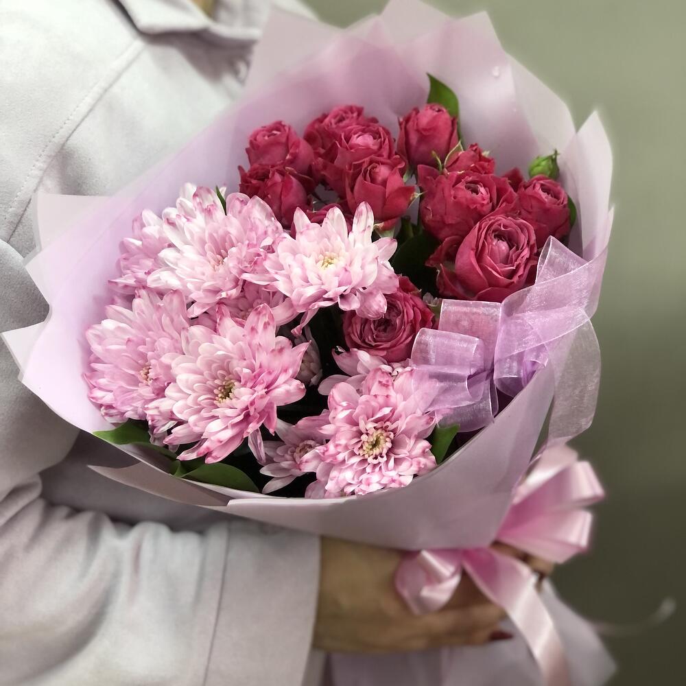 Букет с пионовидной розой и хризантемой