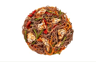 Лапша гречневая с курицей и овощами