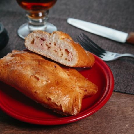Пирожок с ветчиной и сыром