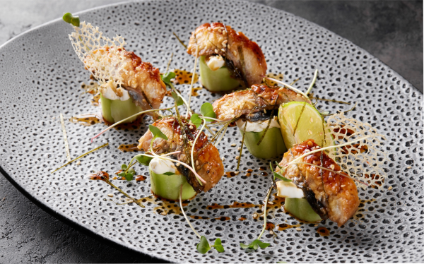 Огуречные шоты с копченым угрем и сливочным сыром