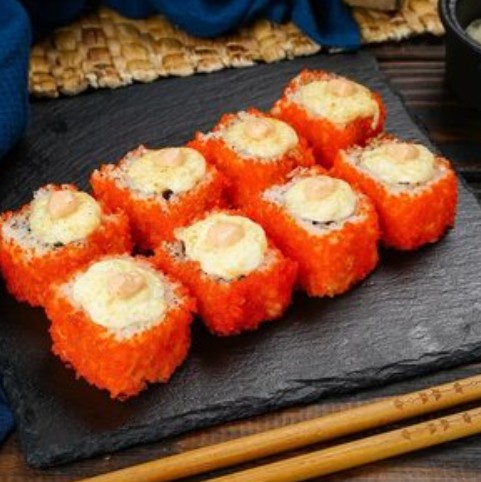 Ролл с курицей и икрой масаго тори яки