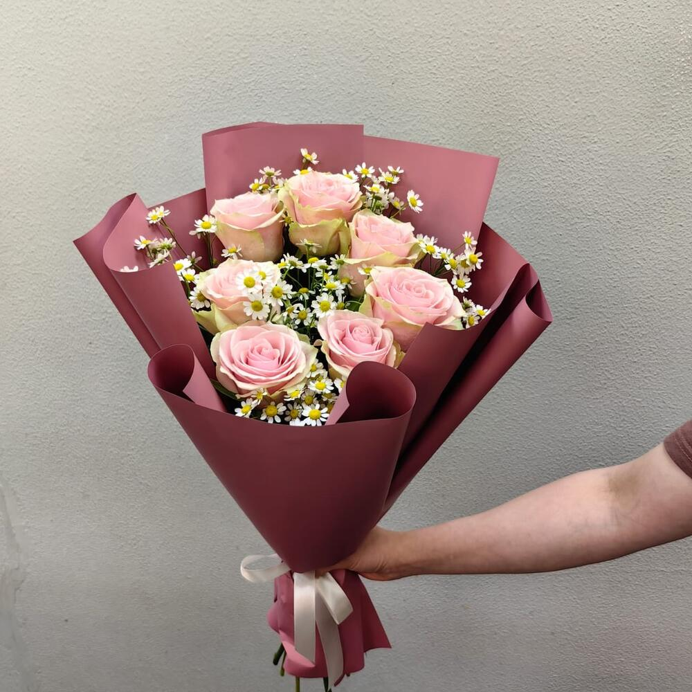 Авторский букет из нежных роз и ромашки (код 68)