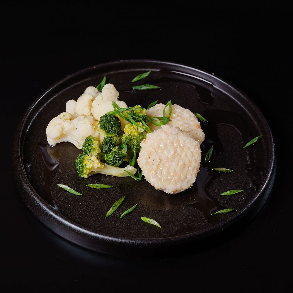 Биточки из судака под сливочно-икорным соусом