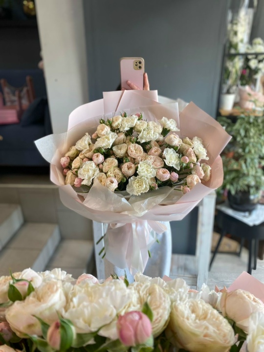 Большой нежный букет из белых диантусов и кустовых пионовидных роз