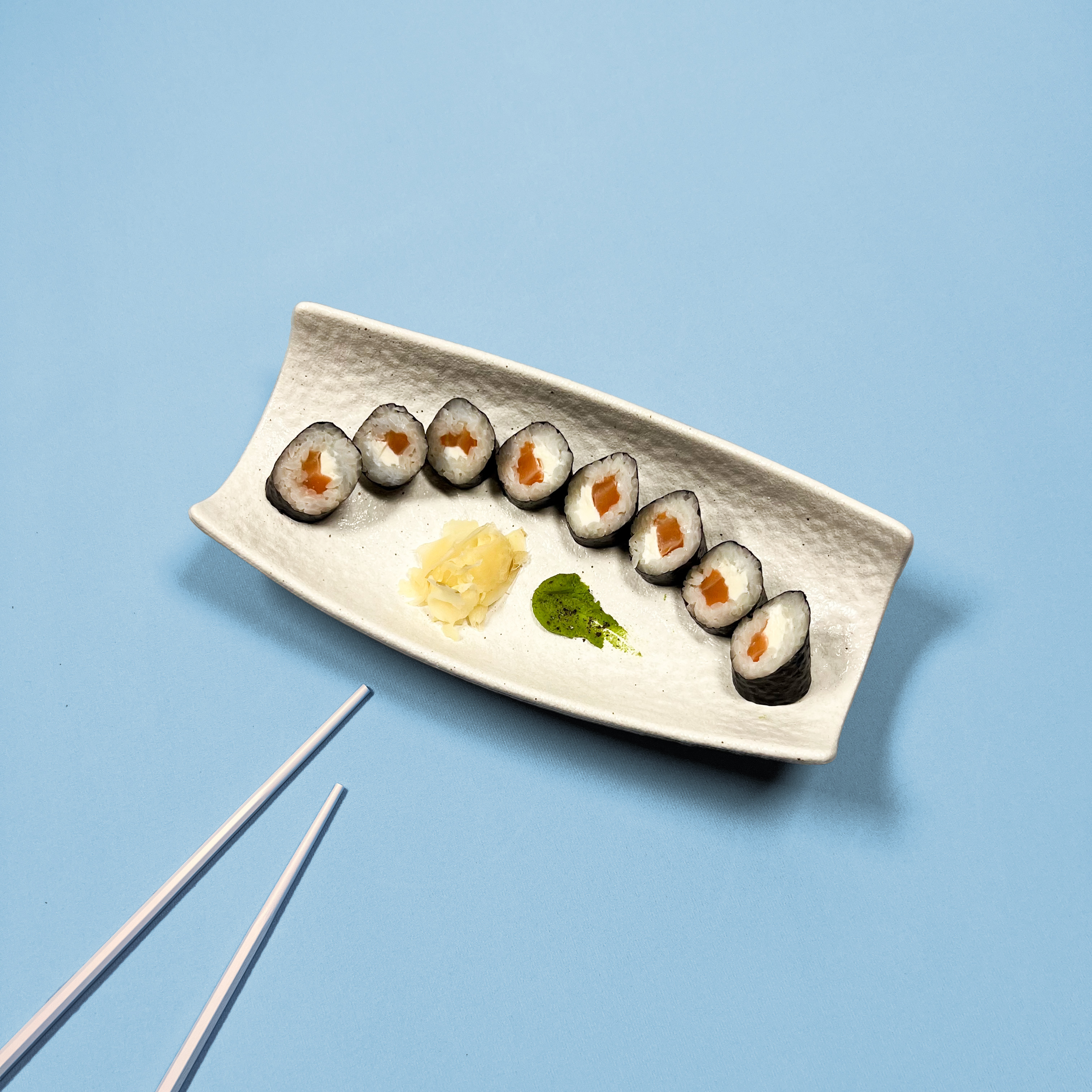 Маки с лососем и сыром