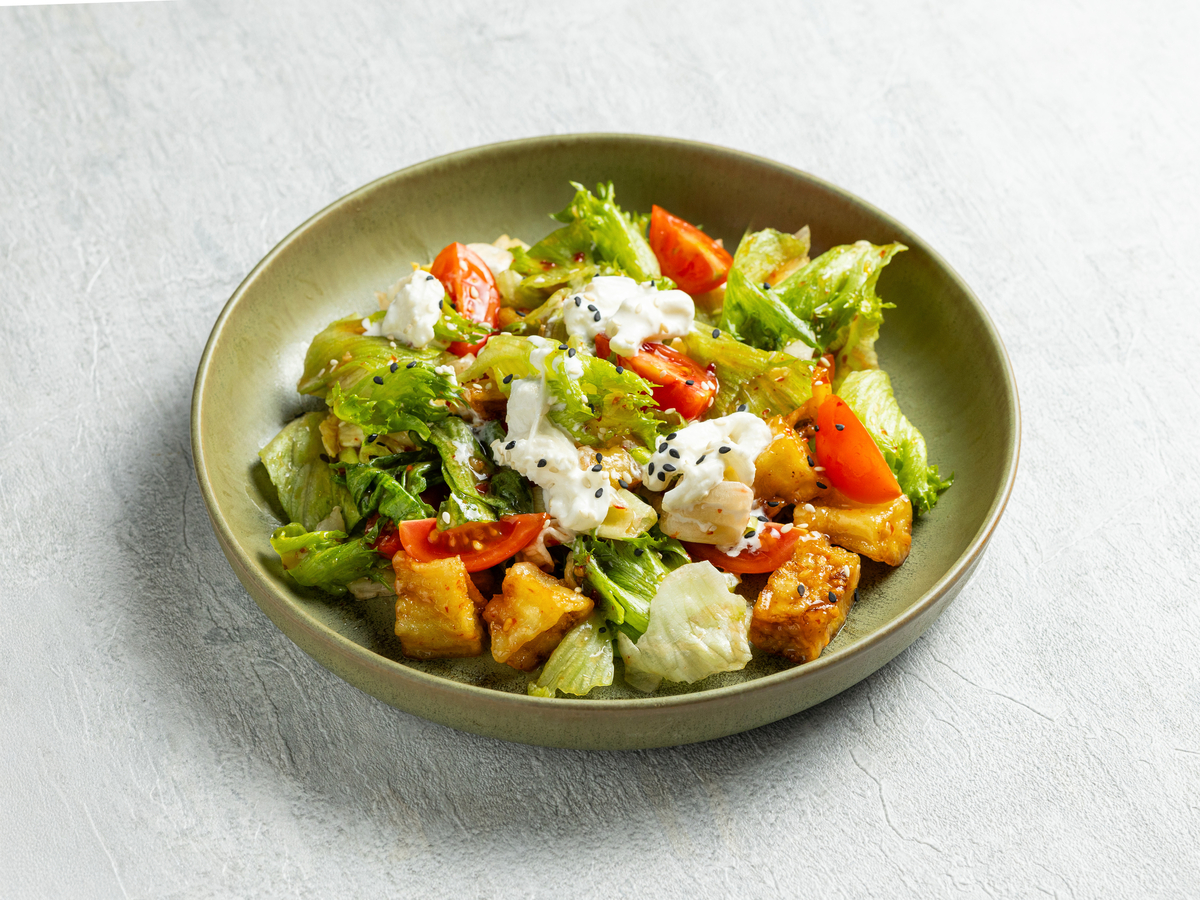 Салат с баклажанами и страчателлой