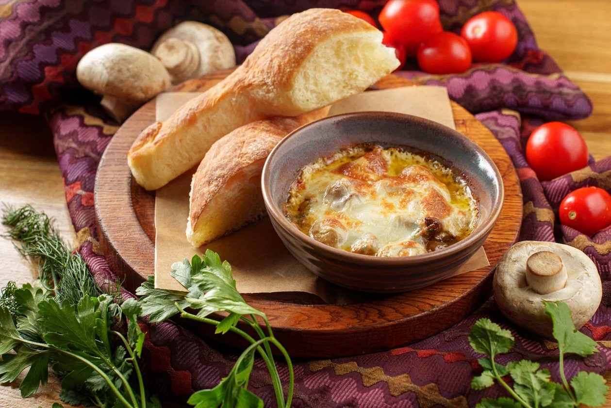 Жульен по-грузински с вешенками и курицей