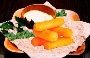 Сырные палочки с соусом 8 шт
