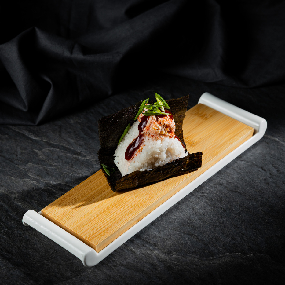 Онигири крабовое мясо - лосось