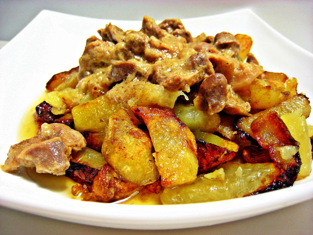 Запечённый картофель со свининой и сыром