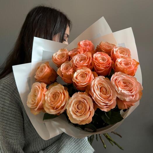 Букет из 15 персиковых пионовидных роз сорта Кахала