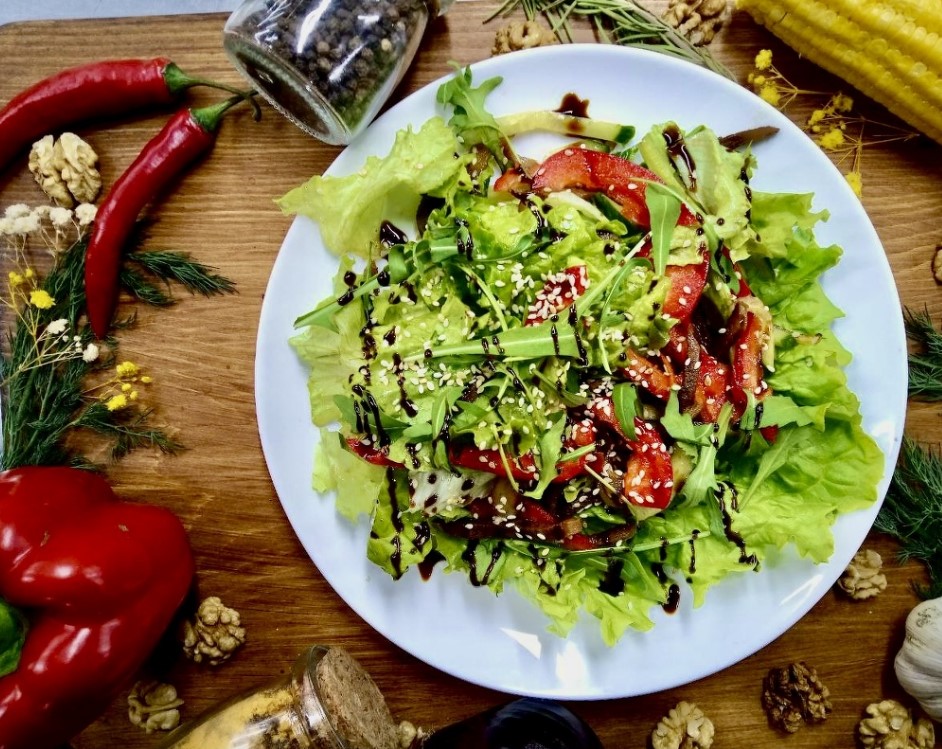 Салат из языка со свежим огурцом и кунж.