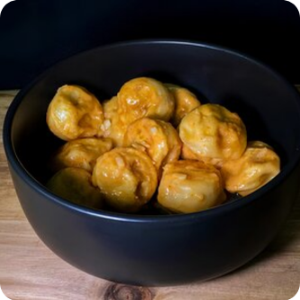 Пельмени с пряной курицей в остром сливочно-чесночном соусе