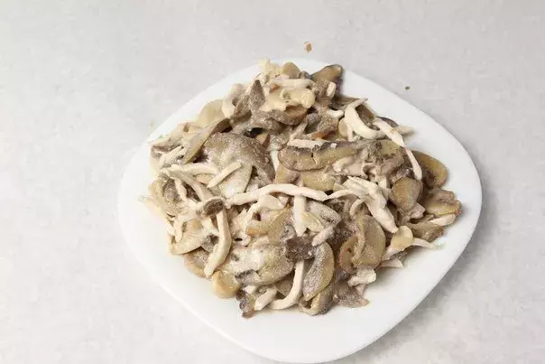 Курица с грибами, тушеная в сметане