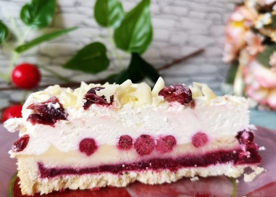 Торт брусничный с белым шоколадом