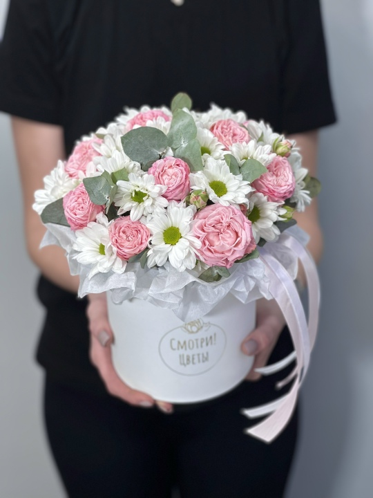 Ромашки с пионовидными розами в коробке