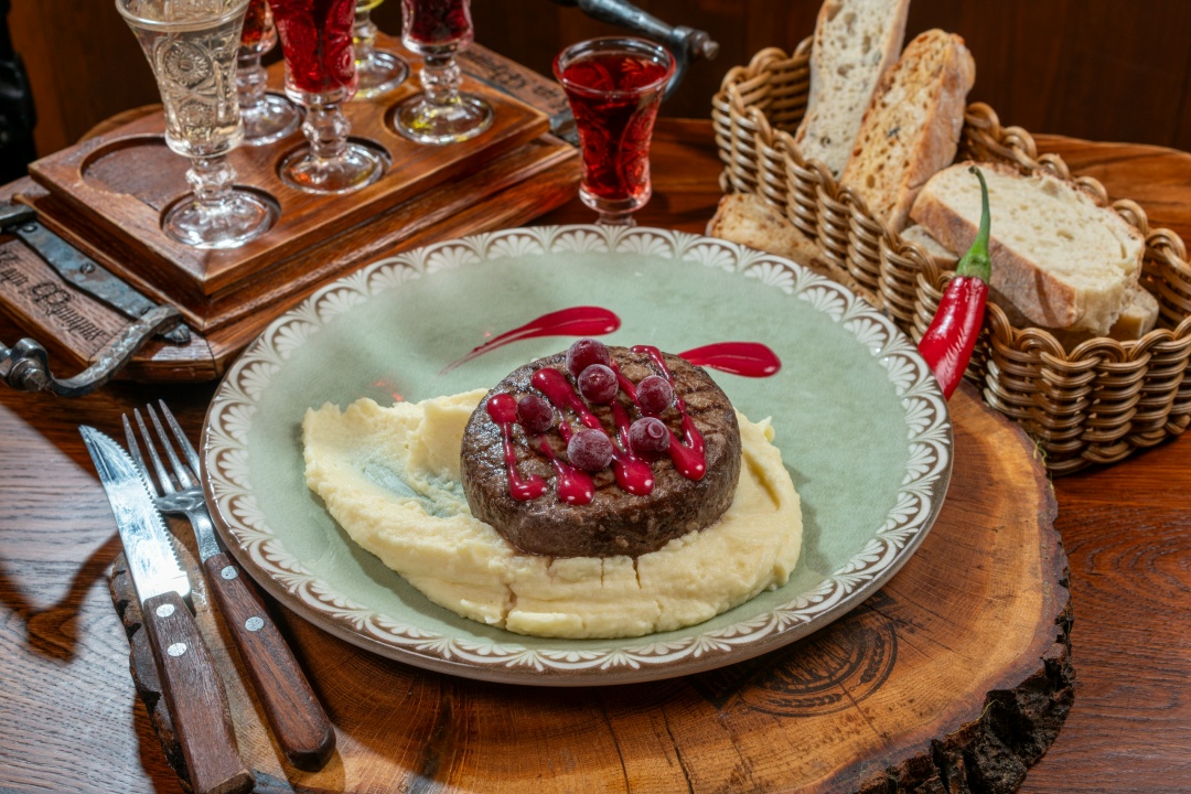 Говяжий бифштекс с сырным пюре