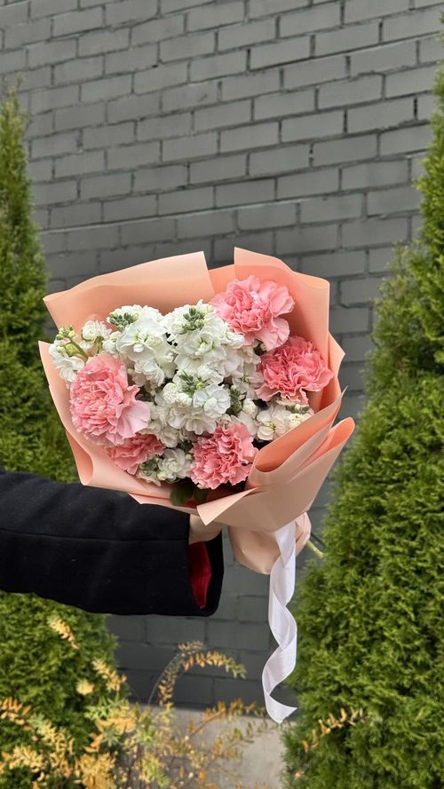 Букет из диантусов и маттиол