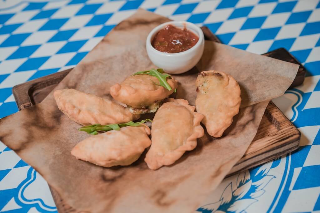 Сиченики с натуральным сыром,соус острый