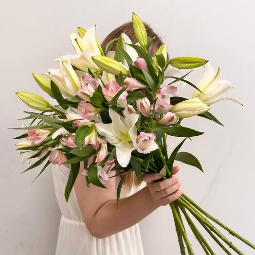 Букет «Такая нежная» из лилий и альстромерий