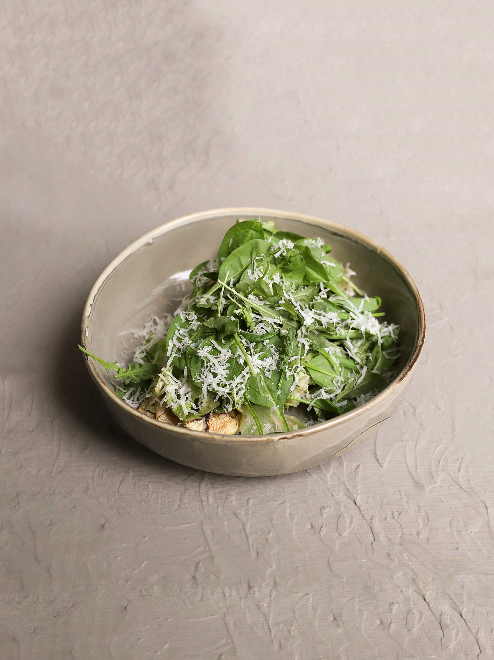 Зелёный салат с печёными овощами