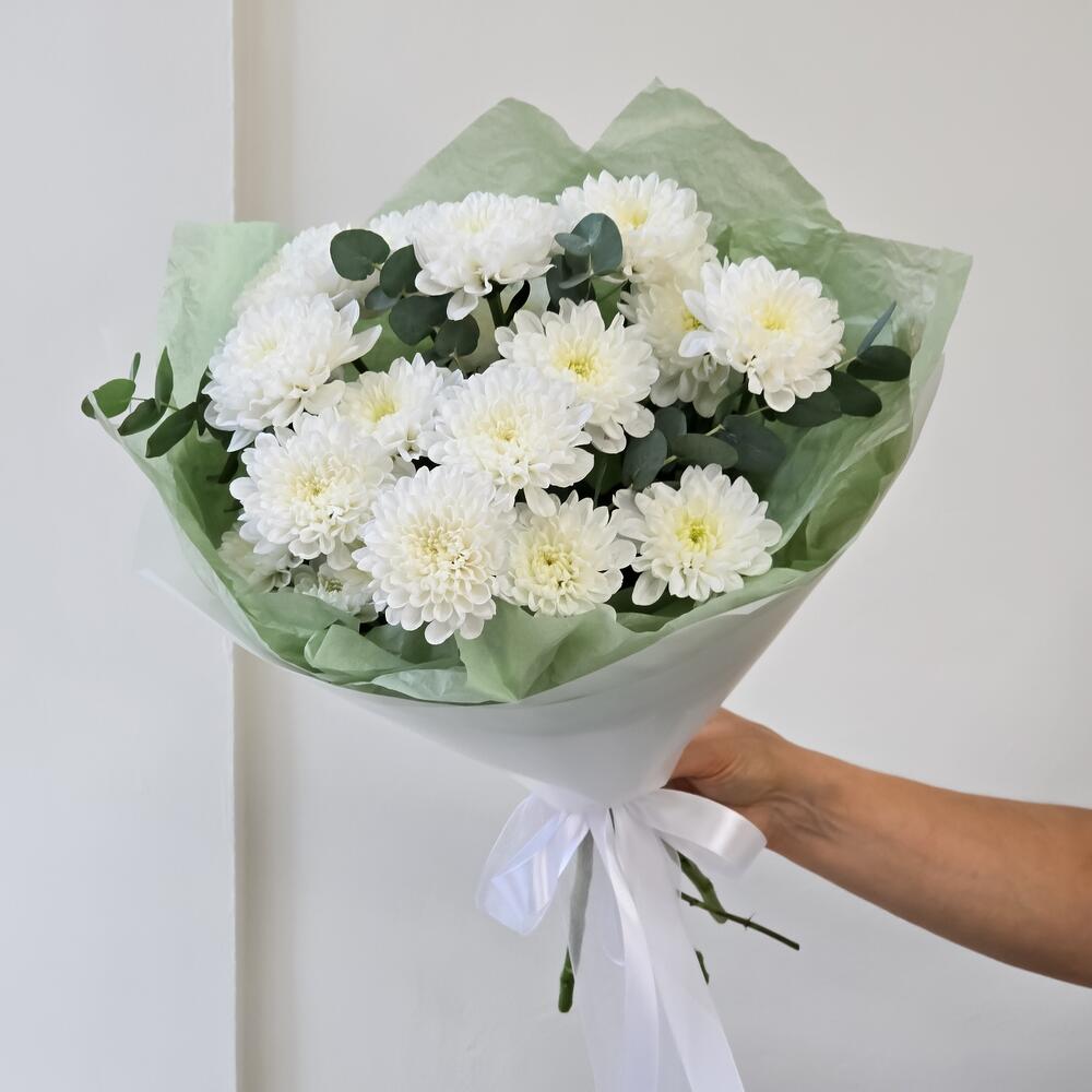 Букет из кустовых хризантем и эвкалипта 