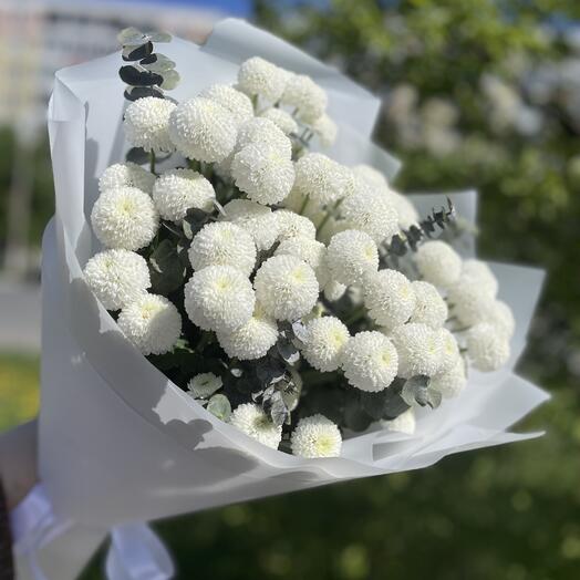 Стойкий букет из хризантем и эвкалипта