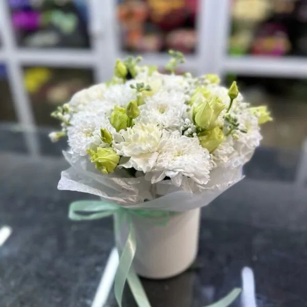 Композиция в белой цветовой гамме из белой эустомы , гвоздики , махровой хризантемы 