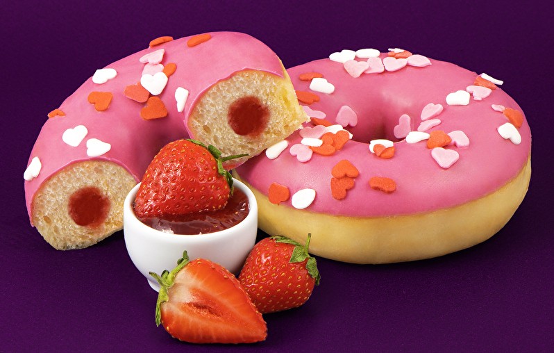 Пончик ЛавДон с клубничной начинкой 1 шт.