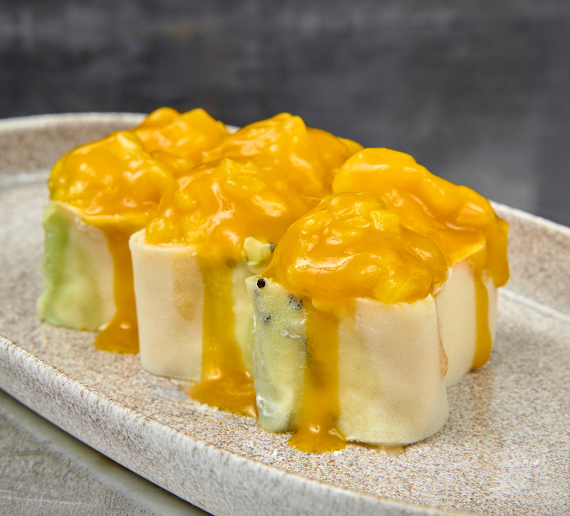 Сладкий ролл с бананом и манго + крем-фреш Сыр творожный