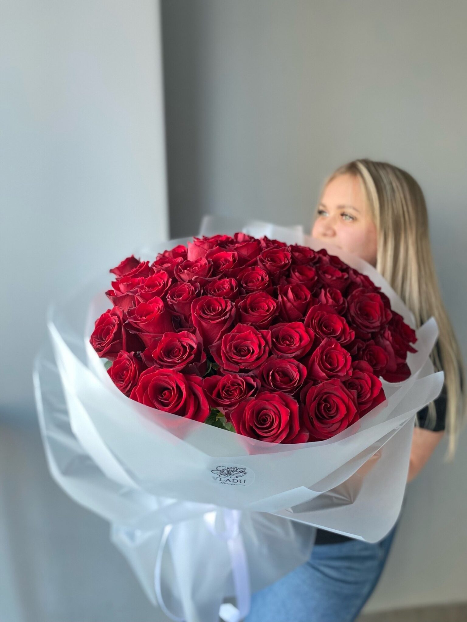 Монобукет из бордовых роз в оформлении 51 шт