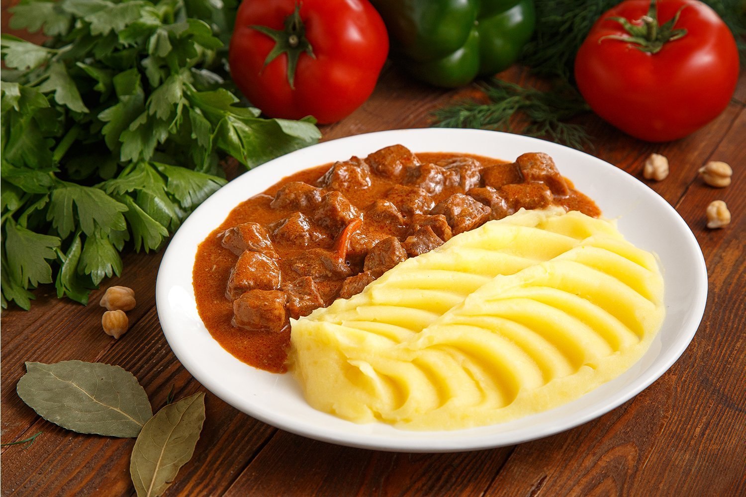 Гуляш из свинины с картофельным пюре