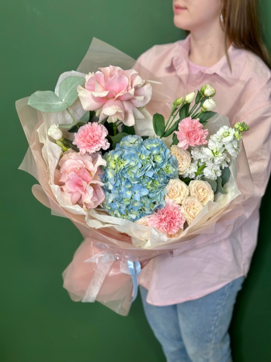 Букет с гортензией ,французскими розами ,эустомой и диантусами