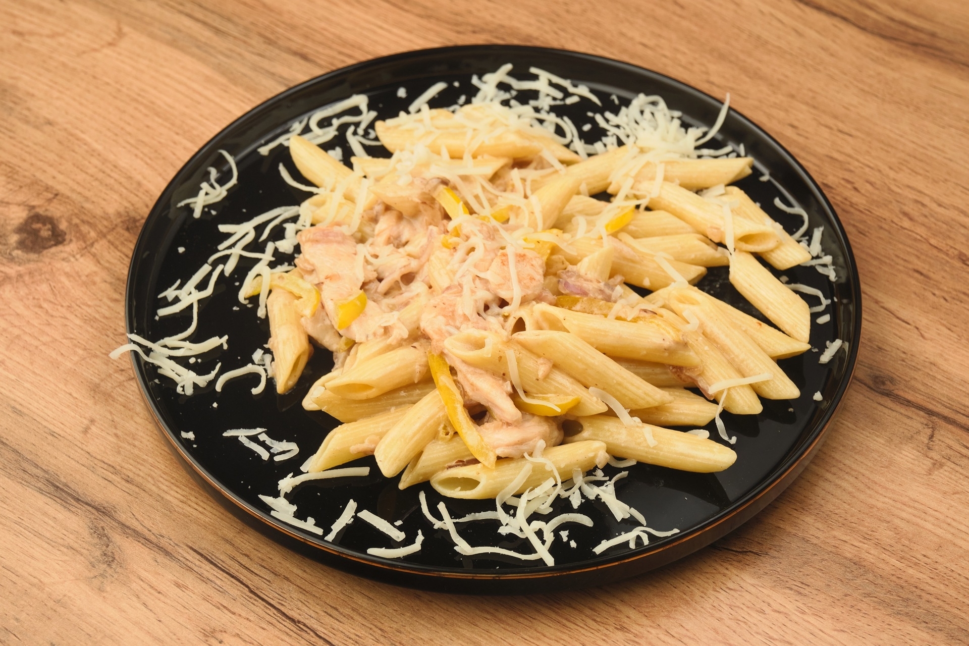 Паста пене с курицей.