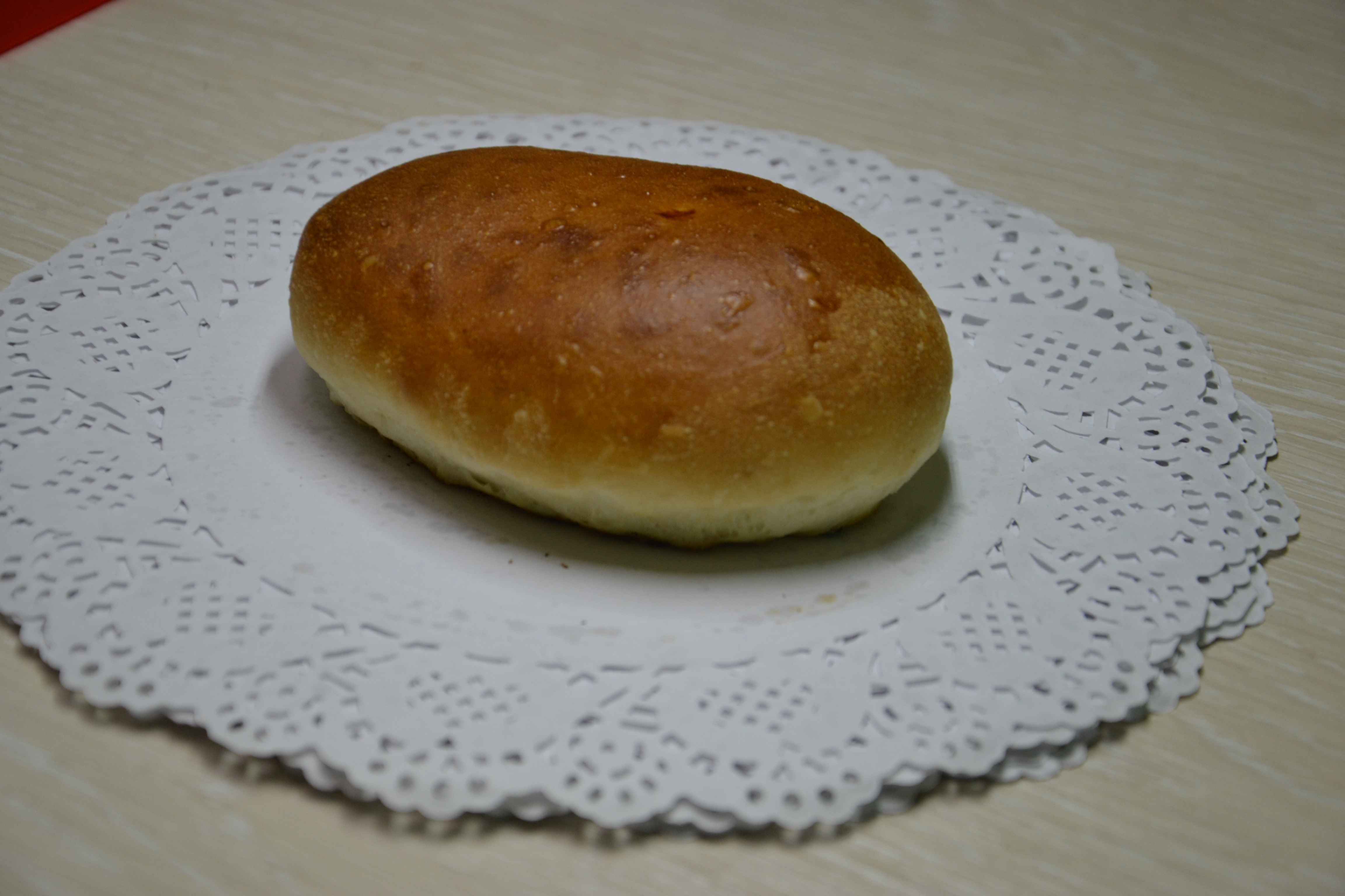 Пирожок печеный яблоками и брусникой