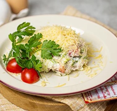 Из копченой и отварной курицы