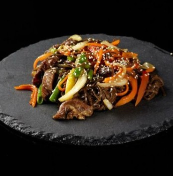 Гречневая лапша с морепродуктами и овощи и соус на выбор