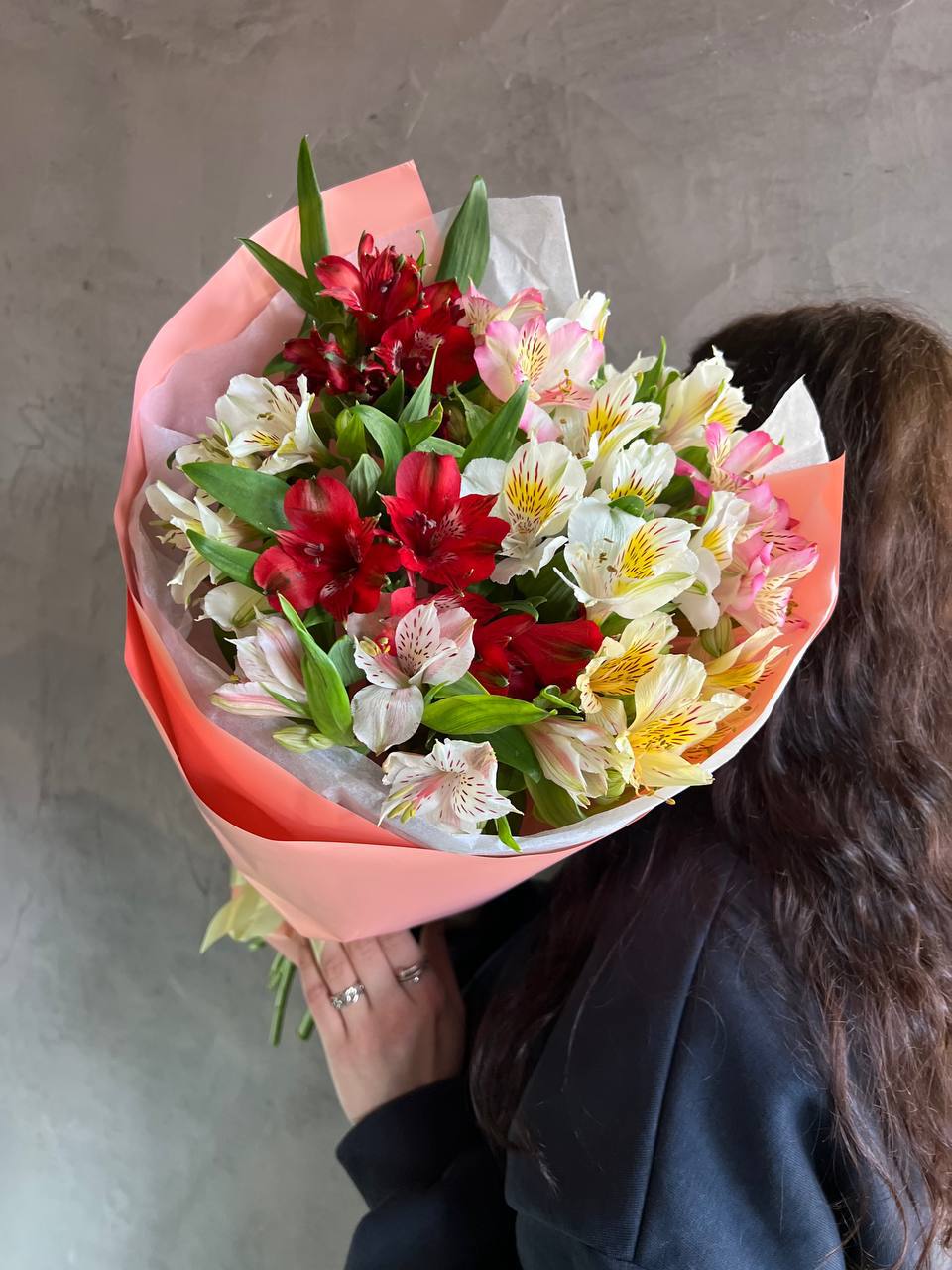 9 веточек альстромерии микс