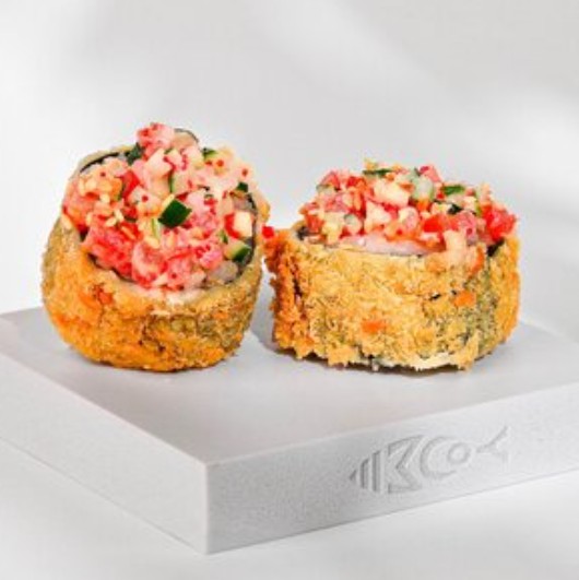 Темпура роллы с крабом и лососем