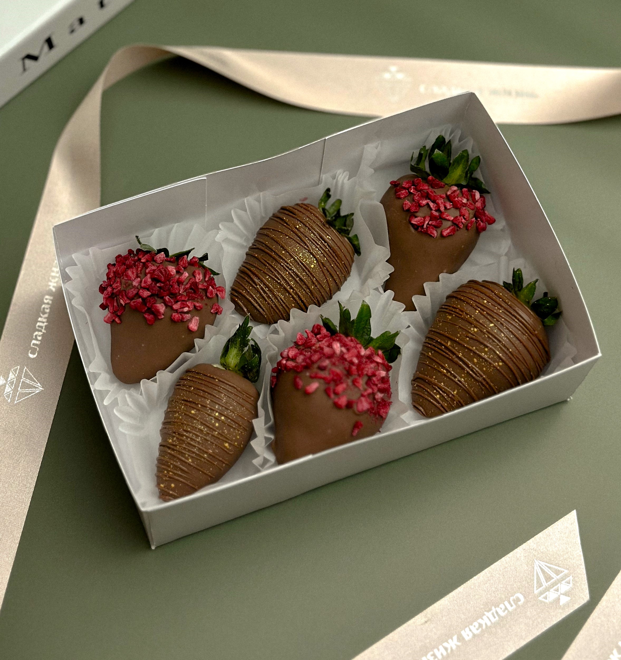 Клубника в молочном шоколаде, 6 шт.