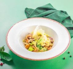 Салат с говядиной и копчёным сулугуни