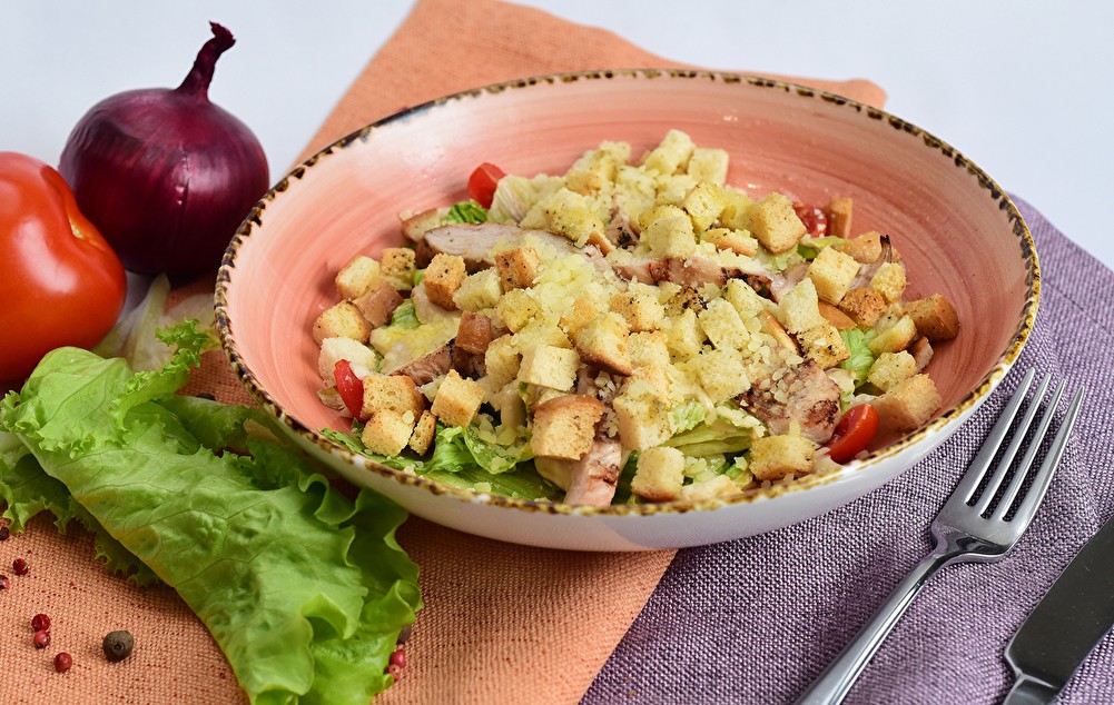Салат Цезарь с куриной грудкой