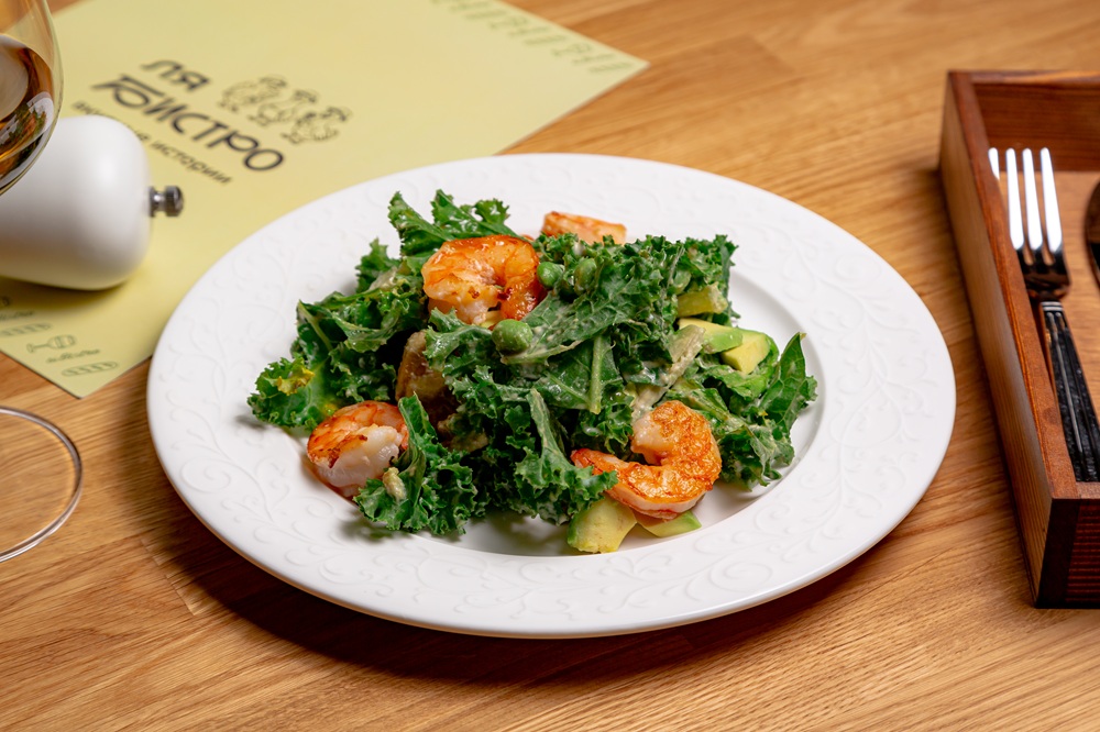 Фирменный зелёный салат с авокадо и креветками