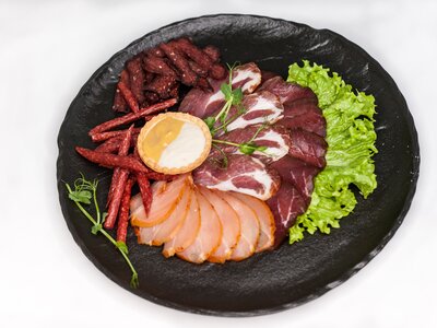 Ассорти мясных деликатесов