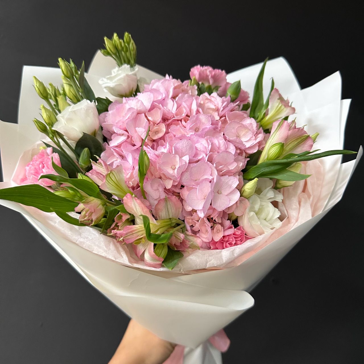 Сборный букет из гортензии, лизиантусов и альстромерии