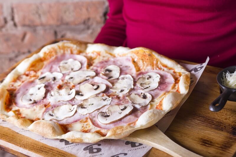 Пицца с ветчиной и грибами