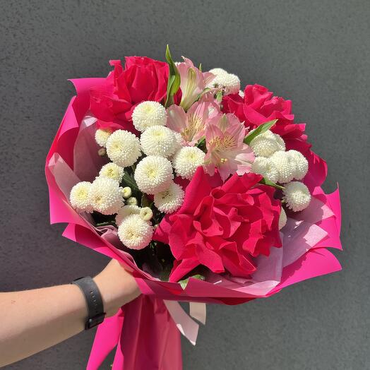 Яркий букет с французской розой и хризантемой