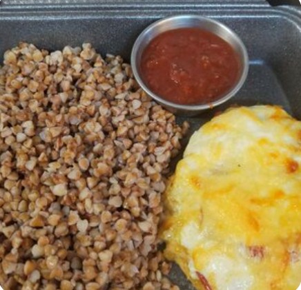 Гречка с куриным филе с помидоркой